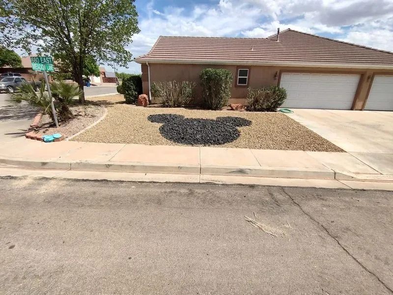 Gravel front yard with a custom decorative rock design in Washington County, Utah